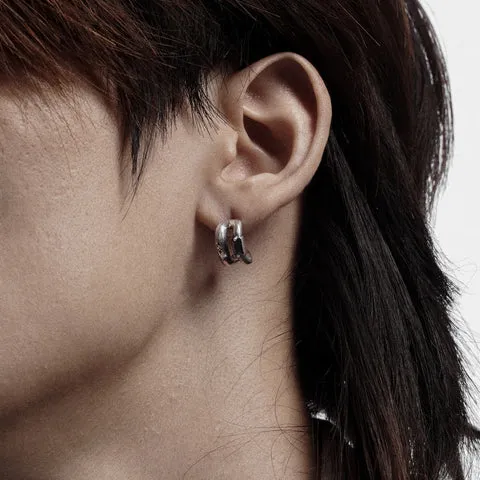 Bông tai nam thiết kế tối giản với họa tiết hình lưỡi liềm tinh tế