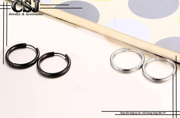 Góc nghiêng của bông tai khoen inox cho thấy độ dày và độ hoàn thiện