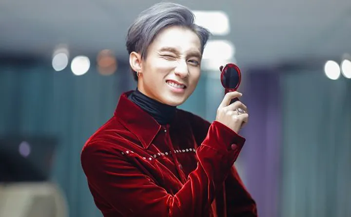 Bông tai khoen inox với thiết kế khóa cài chắc chắn