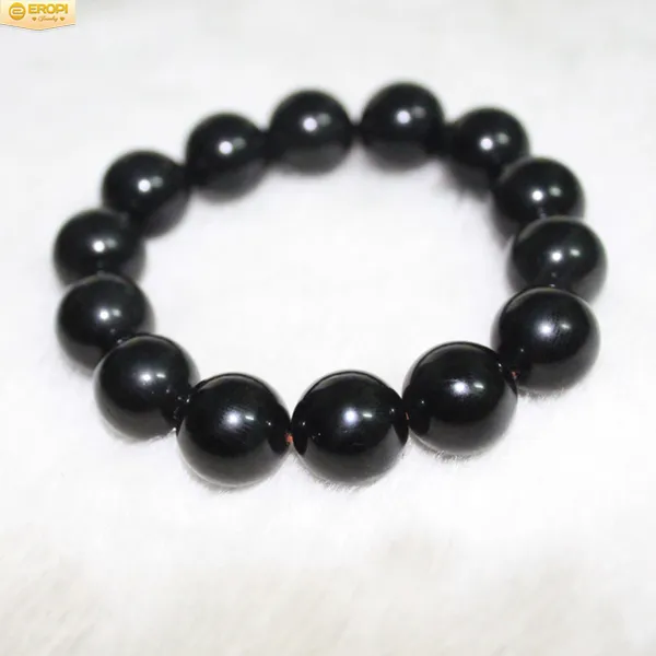 Đá mắt mèo đen với vệt sáng đặc trưng chạy dọc bề mặt