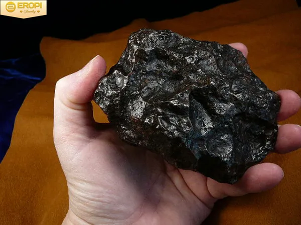 Mảnh thiên thạch với bề mặt đen đặc trưng và lỗ regmaglypts