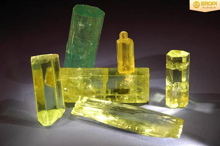 Viên đá Beryl vàng trong suốt với ánh kim rực rỡ dưới ánh sáng tự nhiên