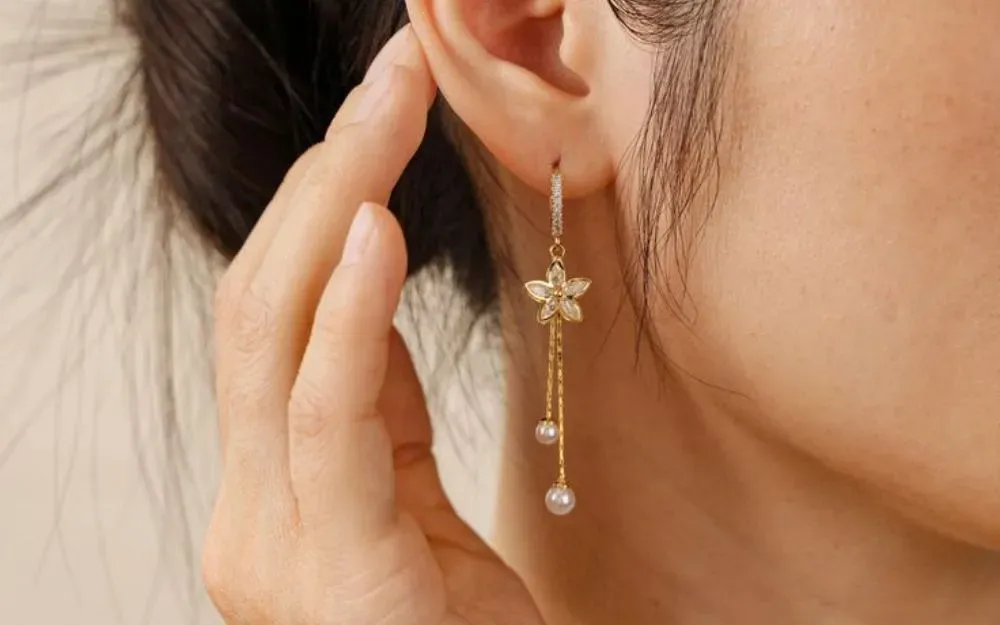 Nghệ nhân đang tỉ mỉ hoàn thiện chi tiết bông tai handmade