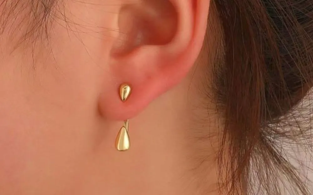 Bộ dụng cụ chuyên dụng gồm các loại kìm và keo dán để làm bông tai