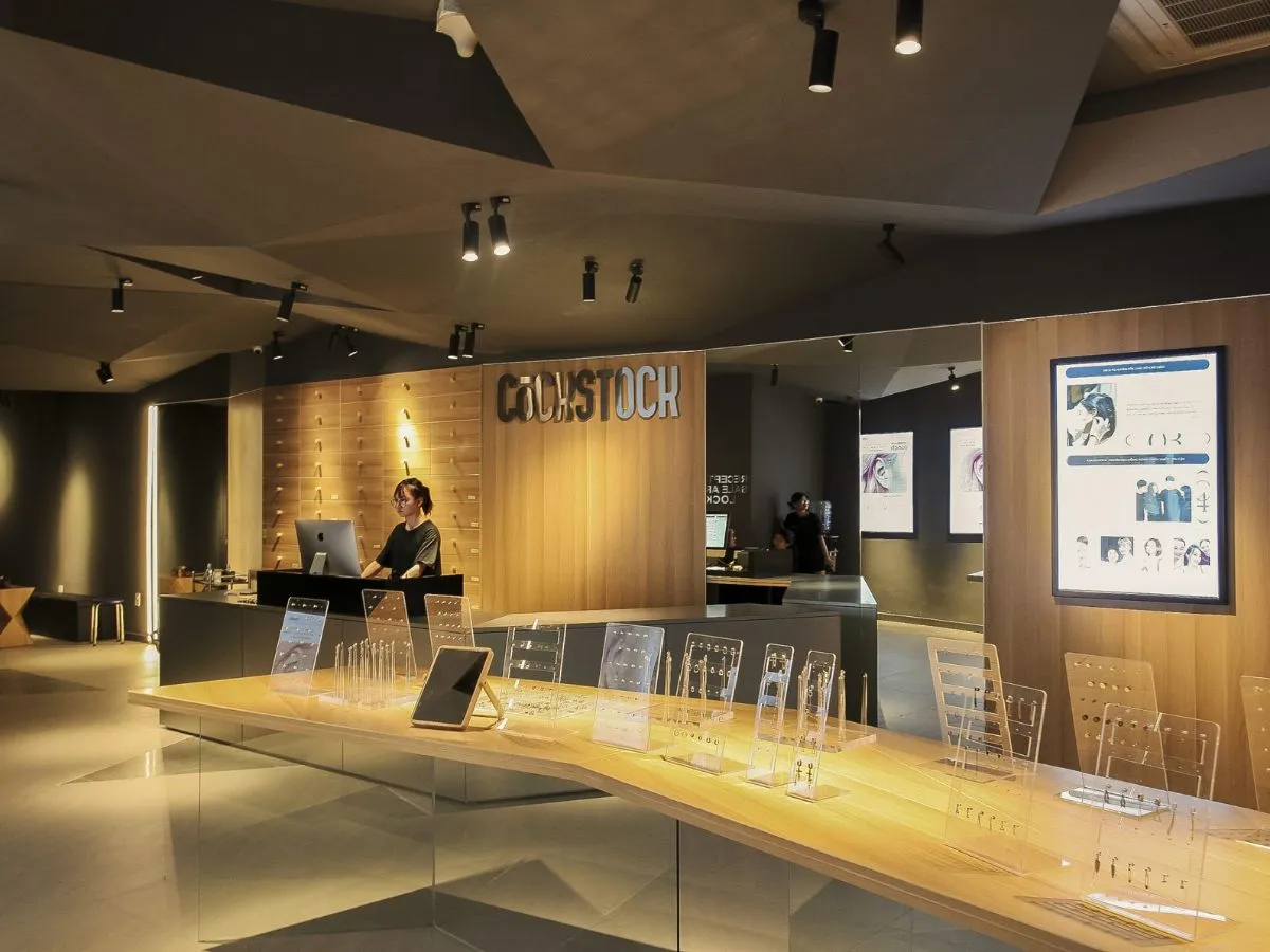 Các shop bông tai nam uy tín tại Sài Gòn mang đến đa dạng lựa chọn phong cách