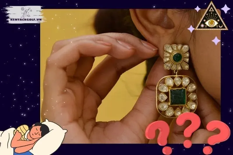 Tay người phụ nữ cầm chiếc bông tai vừa tìm thấy với nét mặt nhẹ nhõm