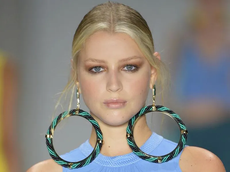 Khuyên tai quá to không phù hợp mặt trái xoan