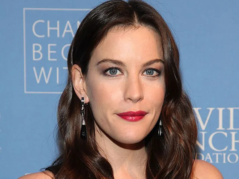 Khuyên tai mảnh không hợp với mặt dài