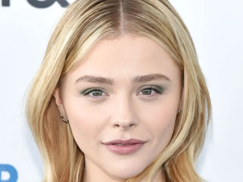 Khuôn mặt trái tim với trán rộng