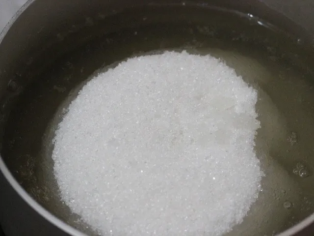 Quá trình nấu hỗn hợp rau câu và đường trên bếp