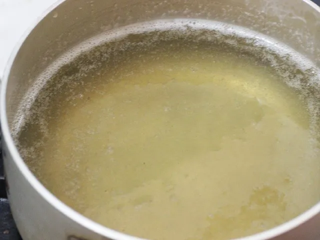 Tạo màu sắc cho kẹo bằng cách nhỏ màu thực phẩm vào hỗn hợp