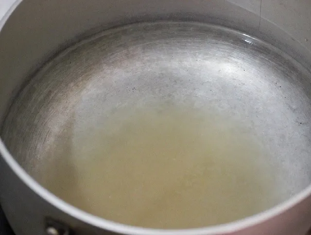 Nguyên liệu làm kẹo đá quý gồm bột rau câu, đường và màu thực phẩm