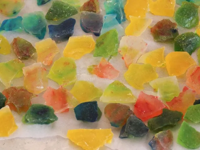 Kẹo đá quý nhiều màu sắc được xếp trong hộp đựng