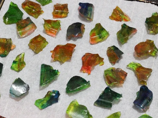 Kẹo đá quý sau khi phơi khô có lớp vỏ giòn bên ngoài