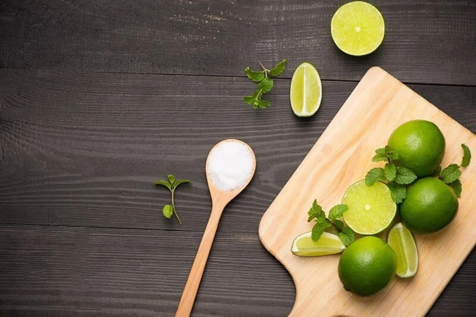 Chanh và muối là nguyên liệu tự nhiên làm sạch bạc hiệu quả