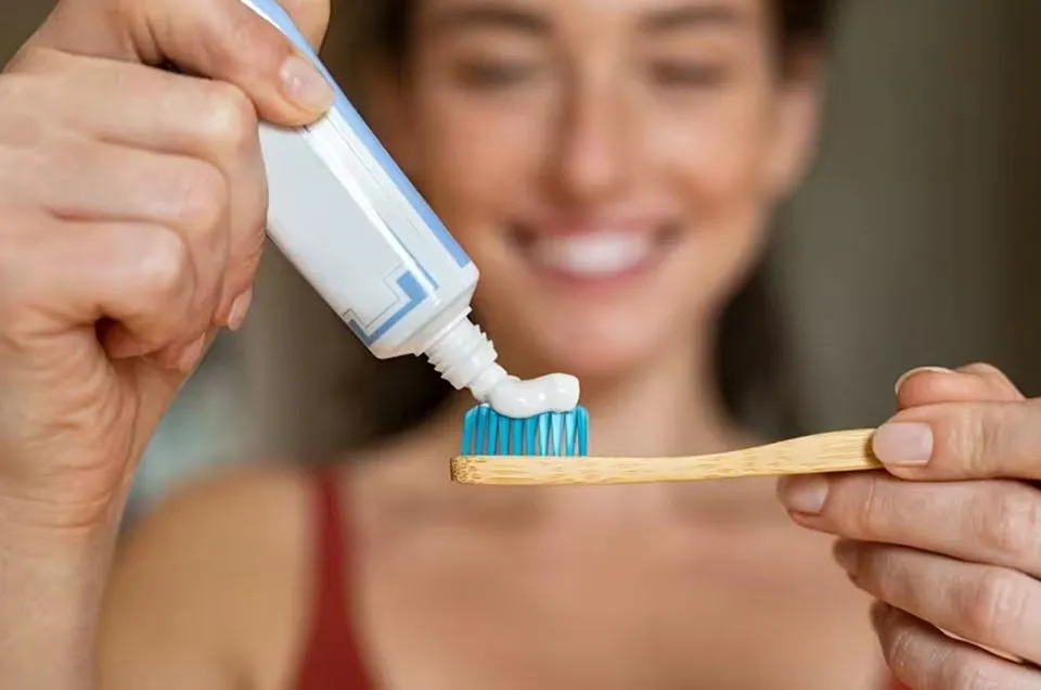 Baking soda và giấm tạo phản ứng làm sạch bạc