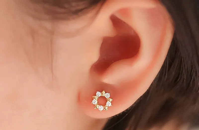 Xoay khuyên tai cho bé trước khi tháo