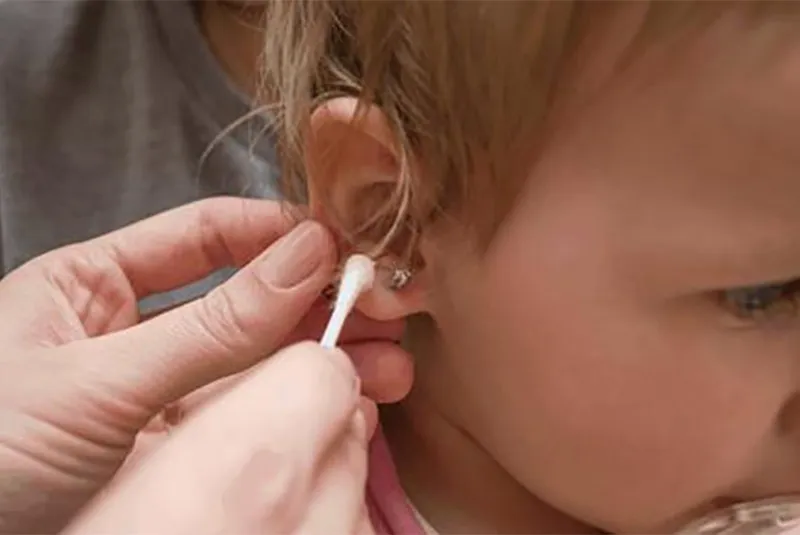 Ngâm tai bằng nước ấm và vệ sinh