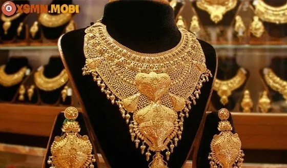 Bông tai vàng nằm trên mặt đất chờ được nhặt lên