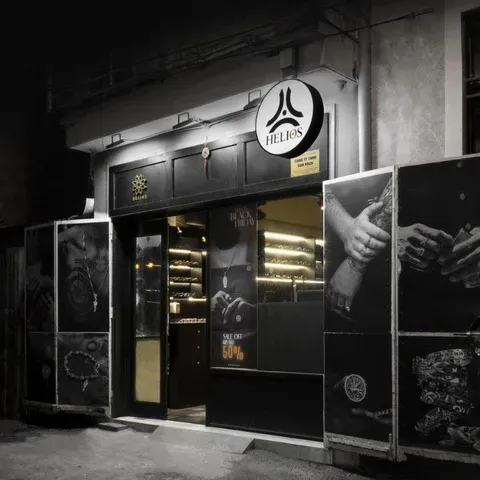 Cửa hàng Helios với không gian trưng bày chuyên nghiệp