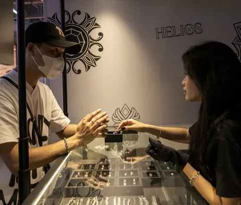 Không gian trưng bày trang sức tại cửa hàng Helios với thiết kế hiện đại