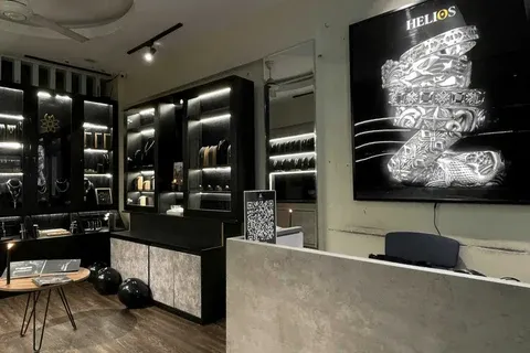 Cửa hàng Helios với không gian trưng bày trang sức sang trọng