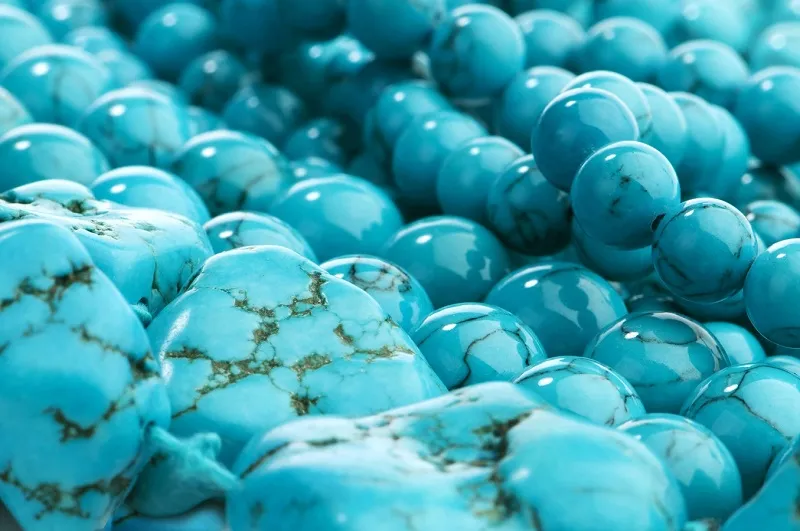 Viên đá lam ngọc thiên nhiên với sắc xanh đặc trưng và vân nứt tự nhiên