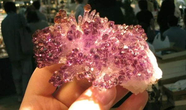 Viên Poudretteite màu hồng nhạt với độ trong suốt cao