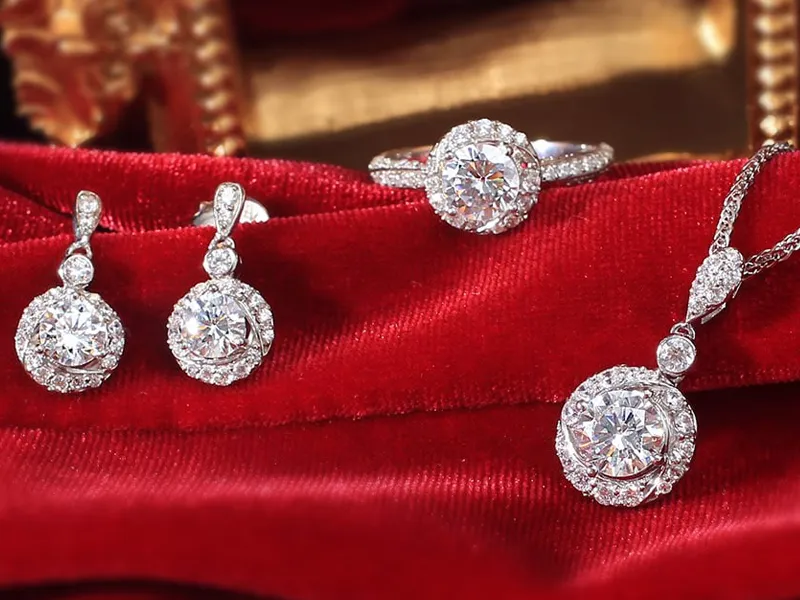 Bộ sưu tập đá quý đa dạng màu sắc từ ruby đỏ, sapphire xanh đến emerald lục