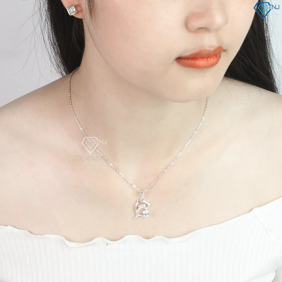 Toàn cảnh dây chuyền bạc với mặt cá heo trên nền trắng