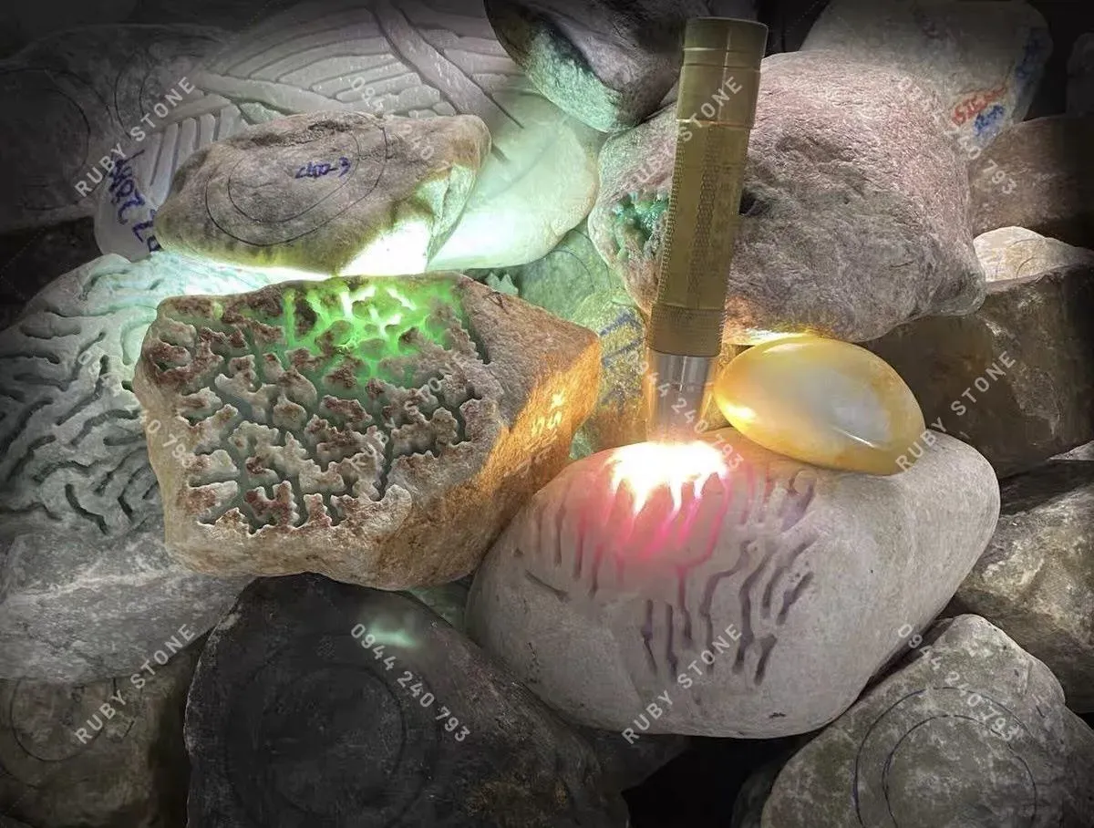 Các đặc điểm nhận dạng trên bề mặt đá quý thô chưa chế tác