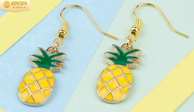 Bông tai vàng 18K kết hợp họa tiết trái dứa với lá xanh