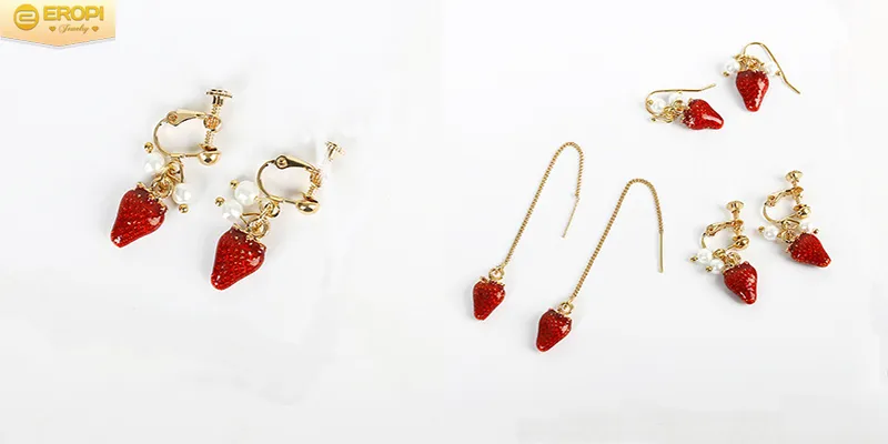 Bông tai dâu tây đỏ mọng với hạt vàng trên bề mặt