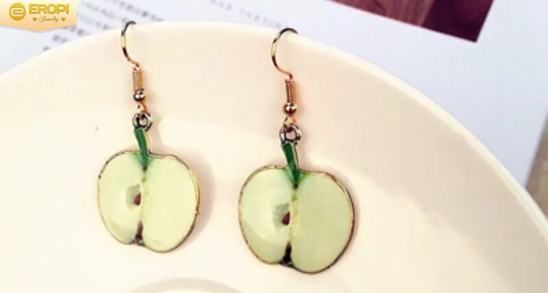 Bông tai táo đỏ với lá xanh ở cuống