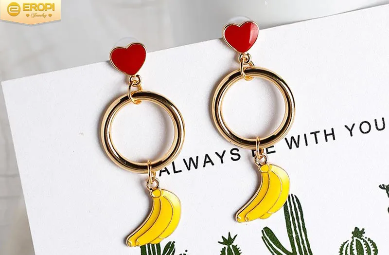 Bông tai chuối vàng kết hợp với trái tim đỏ