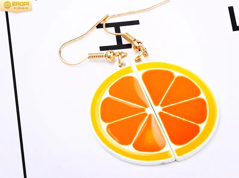 Bông tai cam với múi cam rõ nét và màu cam tươi