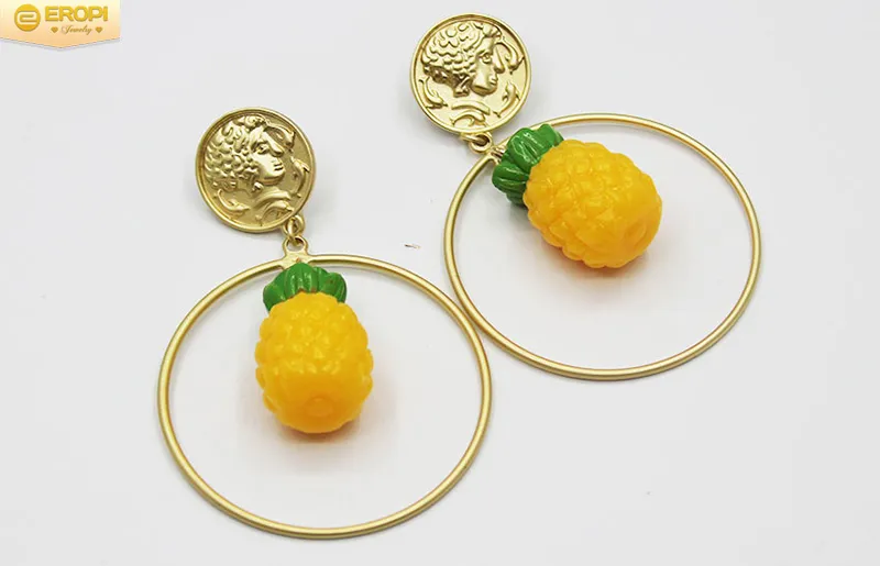 Bông tai với trái dứa vàng được đặt trong vòng tròn bạc