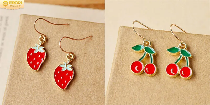 Bông tai dâu tây kết hợp với lá xanh tạo điểm nhấn