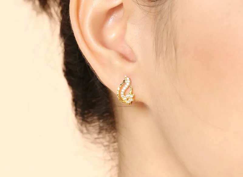 Bông tai vàng tôn lên vẻ sang trọng và đẳng cấp