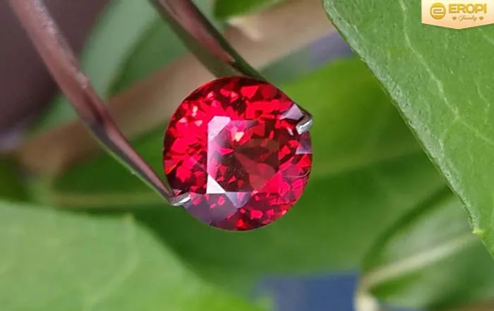 Tourmaline đỏ (rubellite) với sắc hồng đỏ đặc trưng và độ trong cao