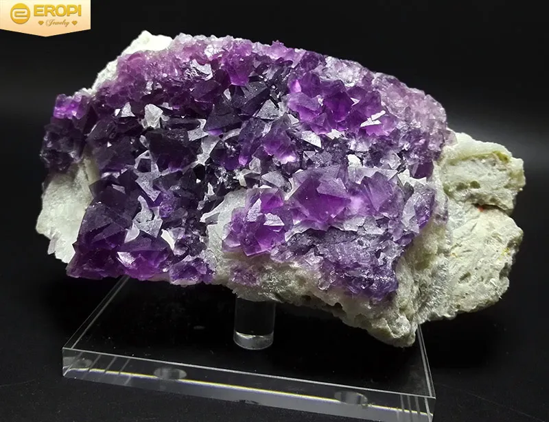 Tinh thể fluorite tím trong suốt với các vân màu đặc trưng