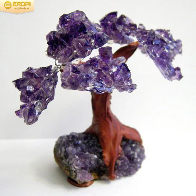 Các sản phẩm phong thủy từ thạch anh tím được bày trí trên bàn làm việc