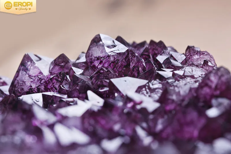 Thạch anh tím với dải màu từ nhạt đến đậm được trưng bày trong ánh sáng tự nhiên