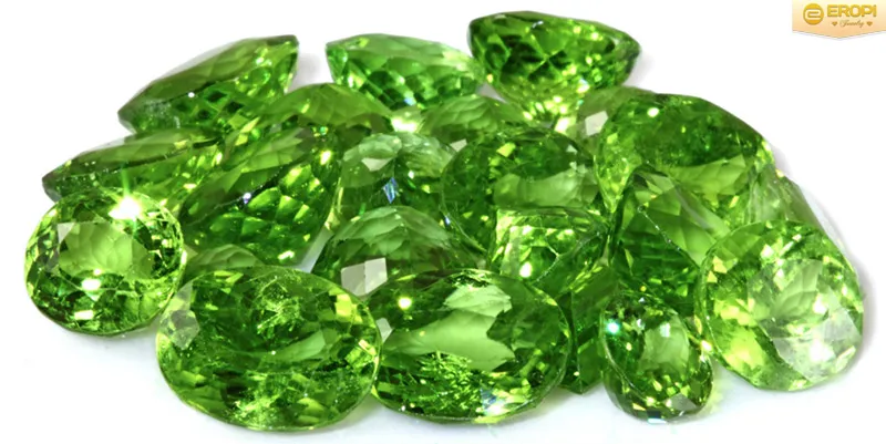 Viên đá Peridot với sắc xanh lá tự nhiên đặc trưng