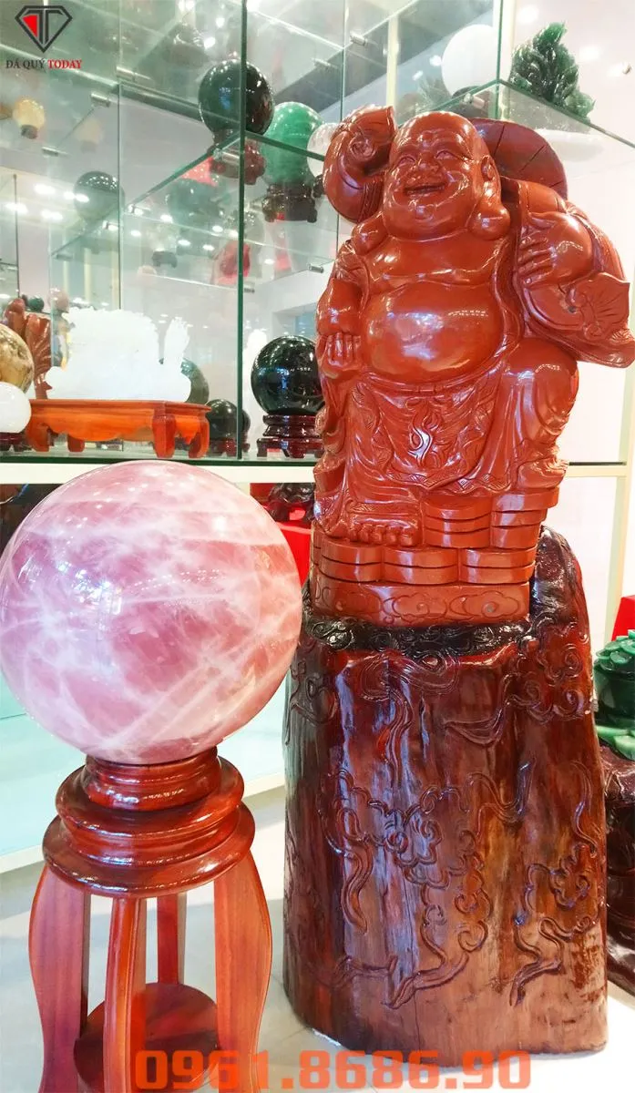 Tượng Phật Di Lặc bằng đá jasper đỏ với sắc màu ấm áp