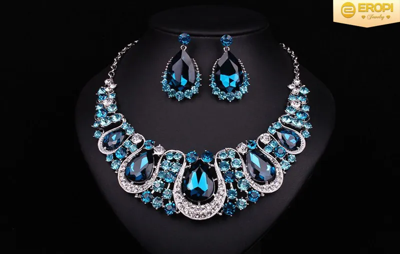 Bộ trang sức sapphire đa màu sắc trên nền trắng