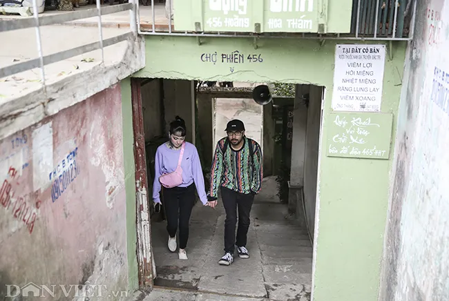 Cổng vào khu vực chợ đá quý với nhiều gian hàng trưng bày