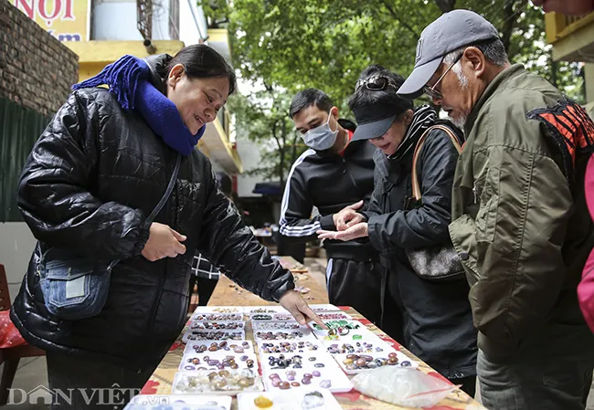 Các gian hàng trưng bày đá quý trong khay nhựa và tấm bìa
