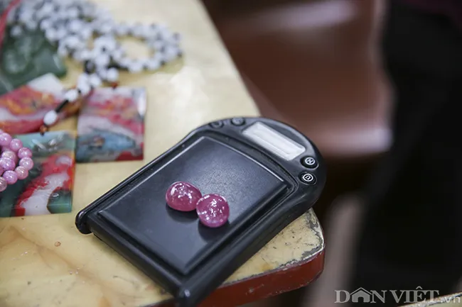 Khách hàng đang xem xét các viên đá quý