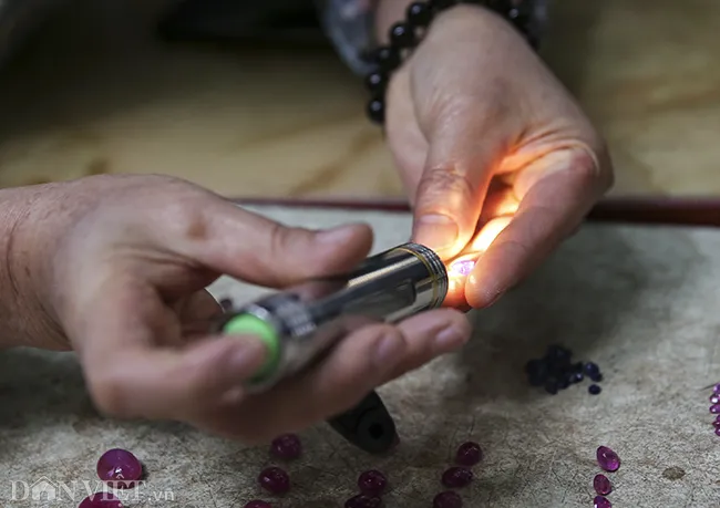 Viên ruby đỏ tự nhiên có trọng lượng lớn được trưng bày